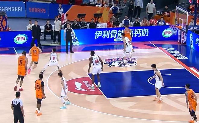 上海半场打花广东!内外多点齐爆碾压,广东防守纯送,主帅也懵了